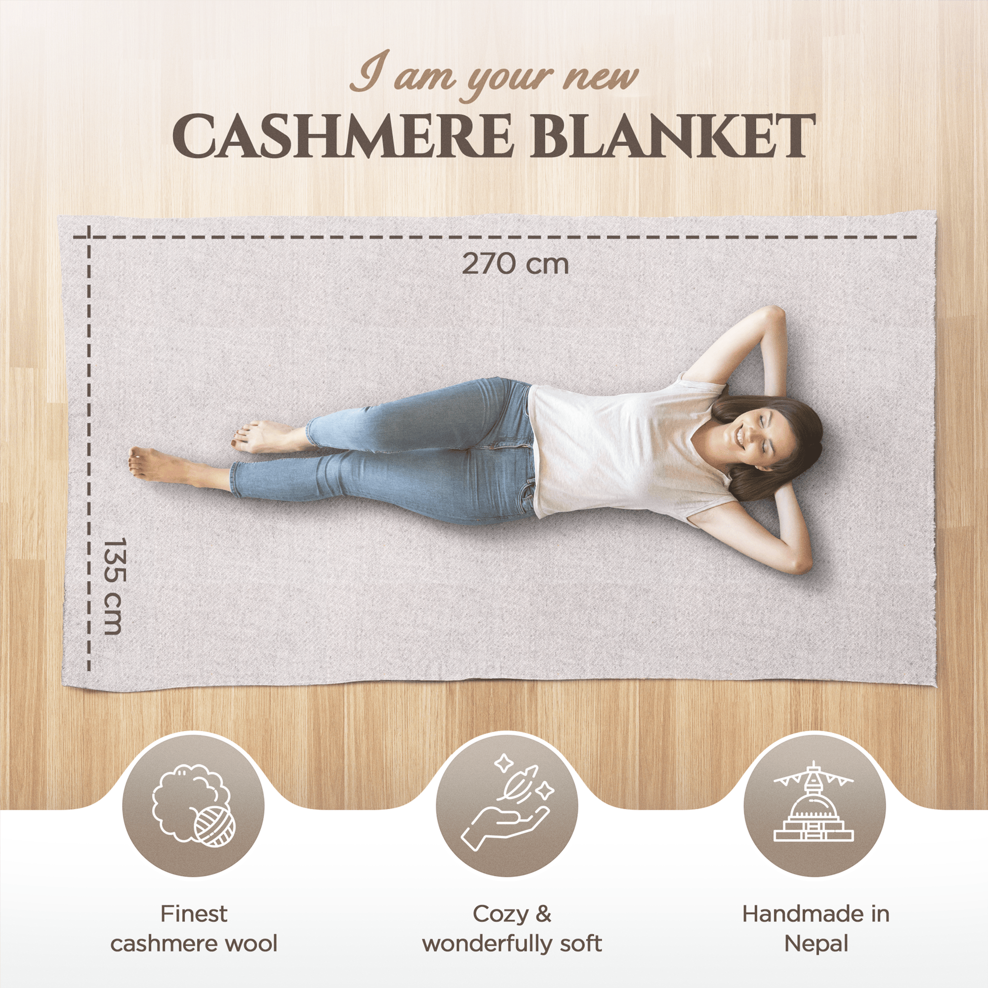 Eine junge Frau liegt entspannt auf einer großen, einfarbig grauen Kaschmirdecke auf hellem Holzfußboden. Die Decke misst 270 cm x 135 cm. Über ihr steht „I am your new Cashmere Blanket“. Am unteren Bildrand sind drei Symbole: ein Wollknäuel mit Text „Finest cashmere wool“, eine Hand mit Feder mit „Cozy & wonderfully soft“ und ein Tempel mit „Handmade in Nepal“. Die Szene wirkt gemütlich und hochwertig.