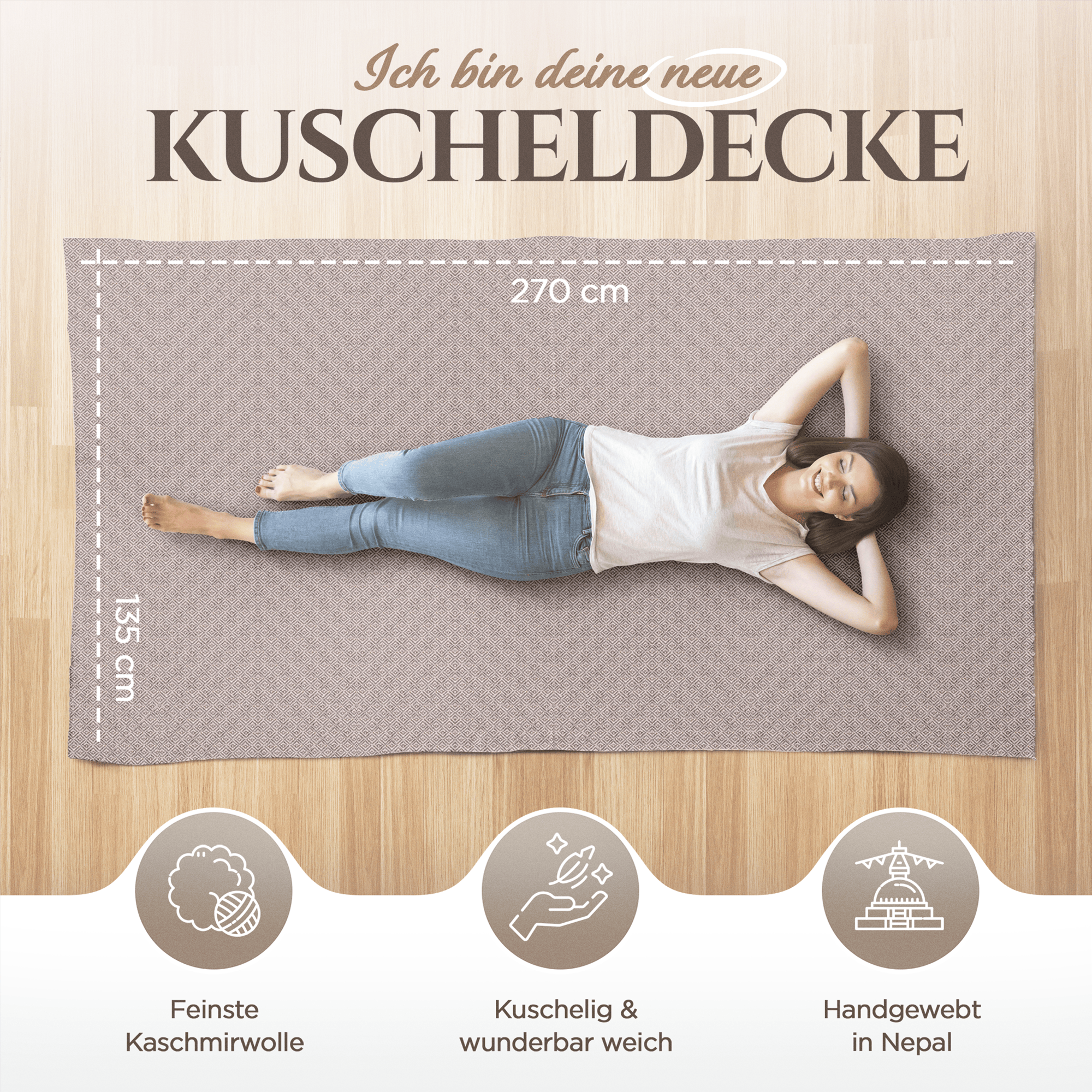Eine Frau liegt entspannt mit verschränkten Armen hinter dem Kopf auf einer großen, graubraunen Kaschmirdecke (270x135 cm) auf Holzboden. Oberhalb steht die Aufschrift „Ich bin deine neue Kuscheldecke“. Unterhalb sind drei Symbole: ein Wollknäuel für „Feinste Kaschmirwolle“, eine Hand für „Kuschelig & wunderbar weich“ und eine nepalesische Stupa für „Handgewebt in Nepal“ mit passenden Texten. Die Decke wirkt weich, kariert und einladend.