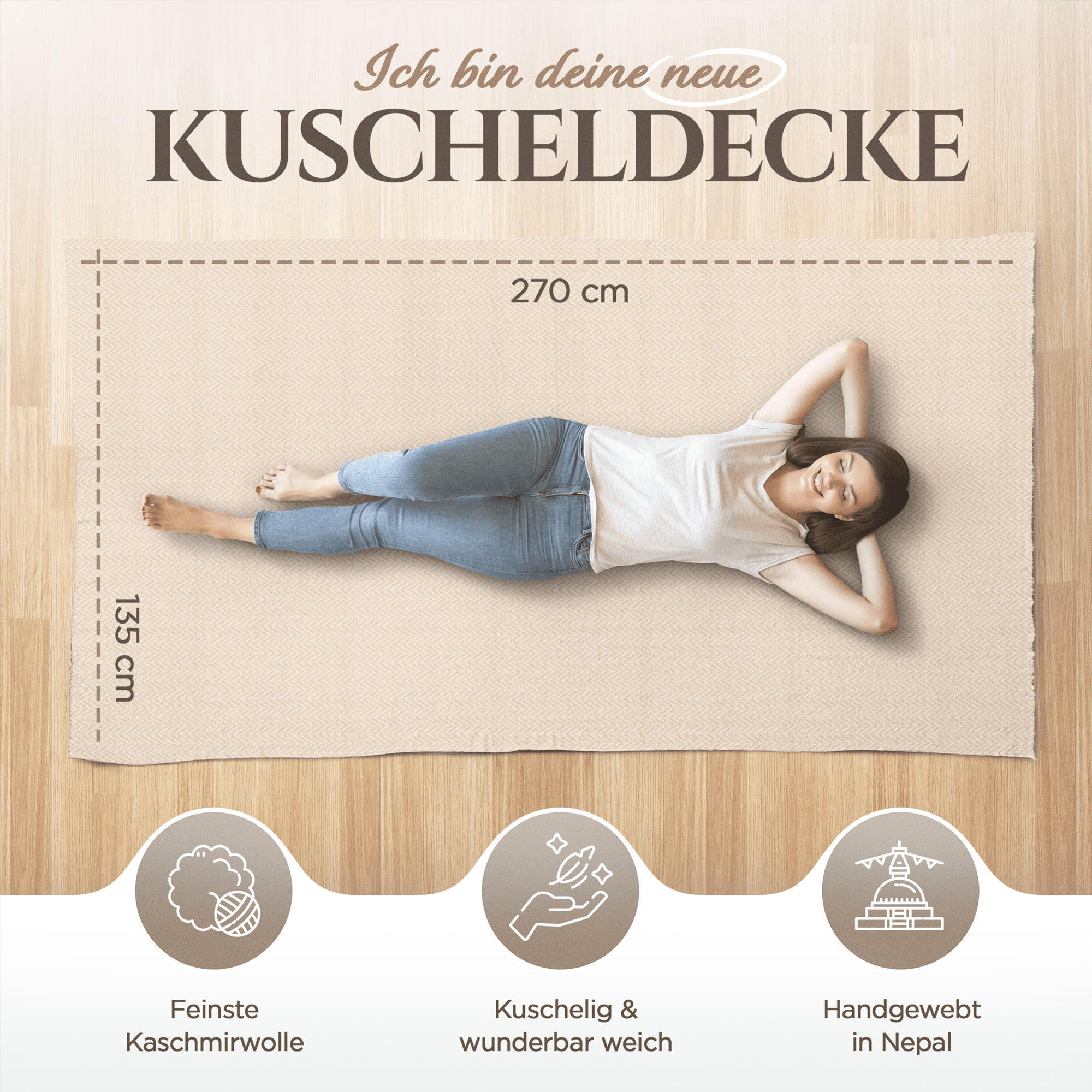 Auf dem Bild liegt eine Frau mit braunen Haaren, weißem Shirt und Jeans entspannt auf einer großen, goldbeigen Kaschmirdecke mit Fischgrätenmuster auf einem hellen Holzboden. Die Decke misst 270 cm x 135 cm, dargestellt durch gestrichelte Linien. Im unteren Bereich sieht man drei grafische Symbole mit Text: "Feinste Kaschmirwolle", "Kuschelig & wunderbar weich" und "Handgewebt in Nepal". Oben steht groß „Ich bin deine neue Kuscheldecke“.