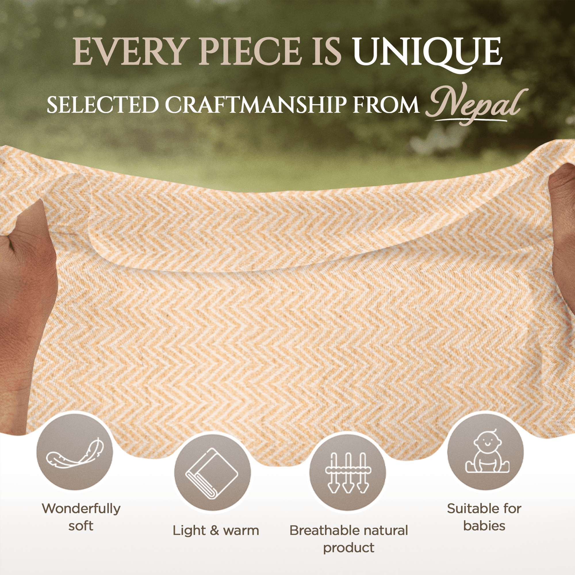 Zwei Hände halten eine hellbraune Kaschmirdecke mit großem Fischgrätenmuster. Im Hintergrund grüner Natur verschwommen sichtbar. Oben steht der Text "EVERY PIECE IS UNIQUE SELECTED CRAFTSMANSHIP FROM Nepal". Unten sind vier Kreissymbole: eine Feder mit "Wonderfully soft", eine gefaltete Decke mit "Light & warm", ein Stoffmuster mit Pfeilen und "Breathable natural product", sowie ein stilisiertes Baby mit "Suitable for babies".