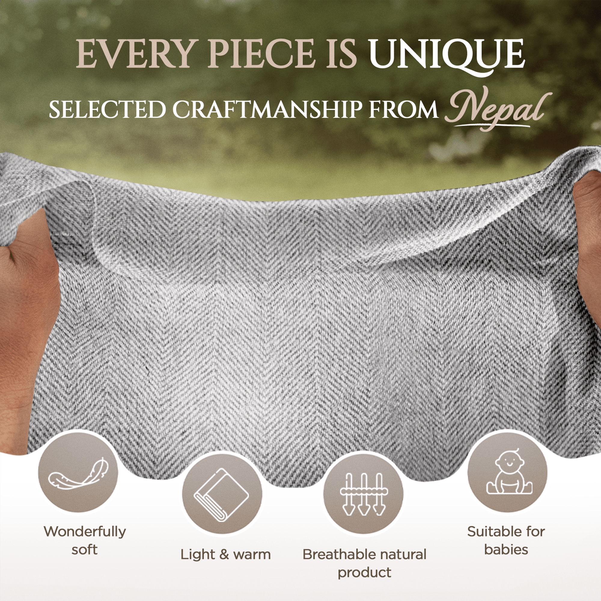 Zwei Hände halten eine hellgraue Decke mit feinem Fischgrätenmuster, darüber grüner, verschwommener Hintergrund. Oben steht „Every Piece is Unique. Selected Craftsmanship from Nepal“. Unten vier Symbole mit den Texten: „Wonderfully soft“, „Light & warm“, „Breathable natural product“, „Suitable for babies“. Die Decke wirkt weich, leicht und hochwertig verarbeitet.