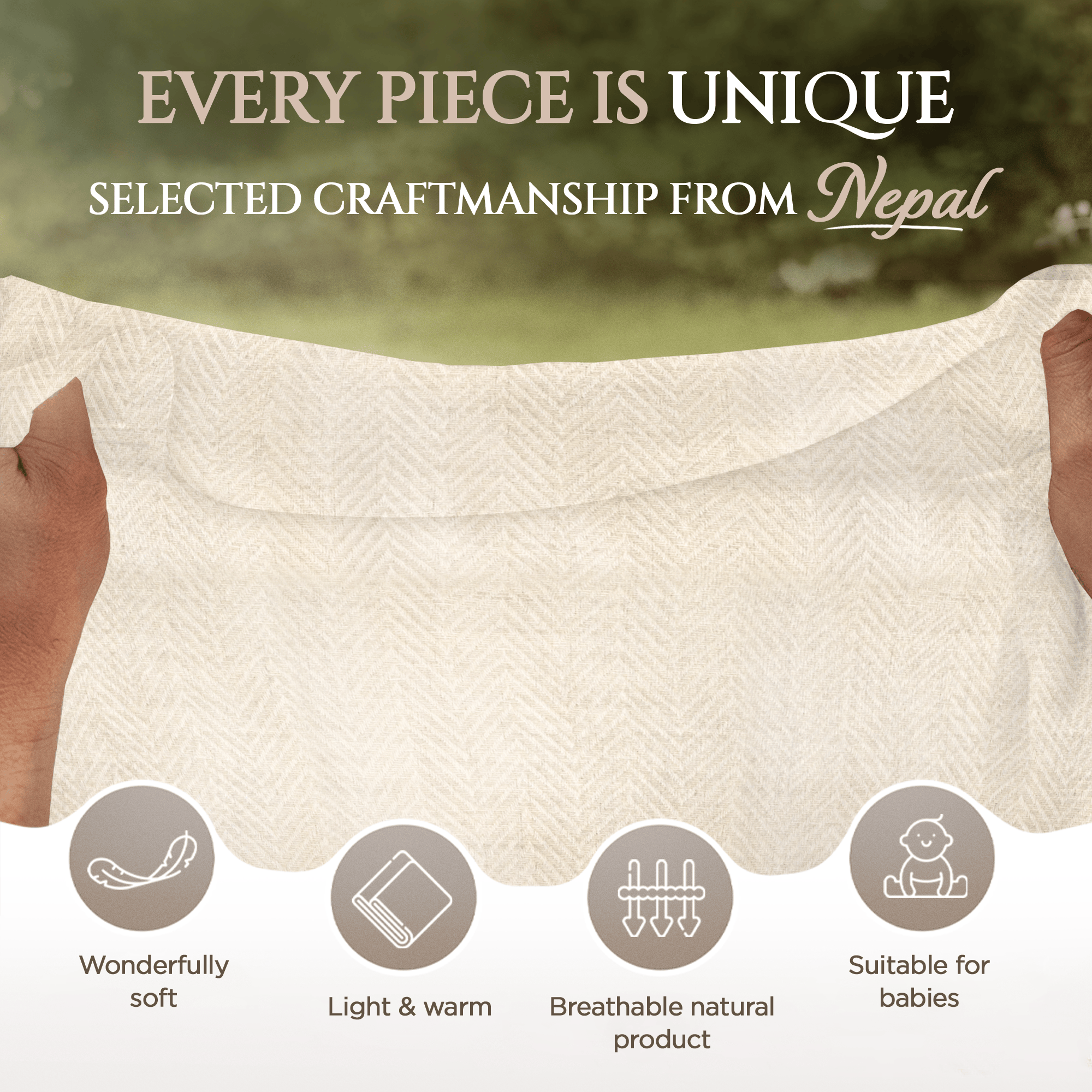 Zwei Hände halten eine weiße Kaschmirdecke mit großem Fischgrätenmuster vor unscharfem grünem Hintergrund. Oben steht der Text „EVERY PIECE IS UNIQUE“ und „SELECTED CRAFTSMANSHIP FROM Nepal“. Unten sind vier Symbole mit Beschreibungen: ein weiches Federkissen mit „Wonderfully soft“, eine gefaltete Decke mit „Light & warm“, ein atmungsaktives Gewebe mit „Breathable natural product“ und ein Baby mit „Suitable for babies“. Die Decke sieht zart, hochwertig und luxuriös aus.