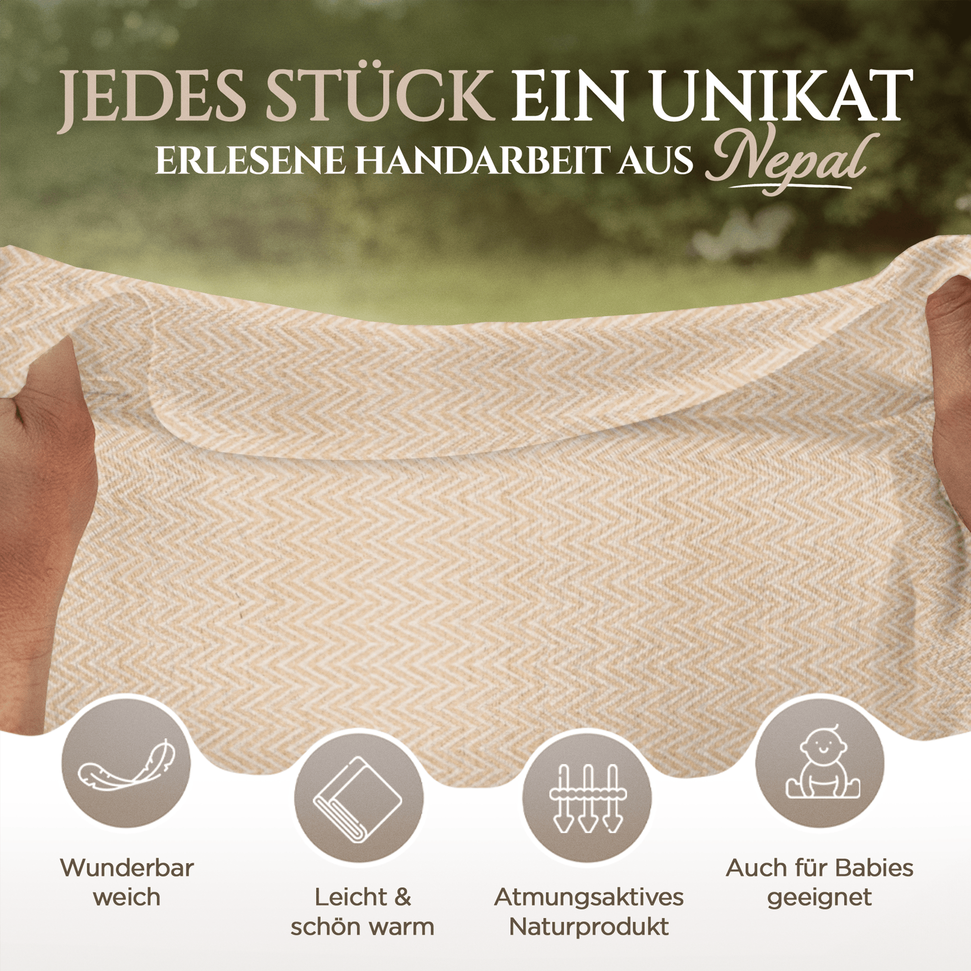 Zu sehen sind zwei Hände, die eine goldbeige Kaschmirdecke mit großem Fischgrätenmuster auseinanderhalten; im Hintergrund grüne Natur. Oben steht der Text „Jedes Stück ein Unikat. Erlesene Handarbeit aus Nepal“. Unten sind vier Icons mit Beschreibungen: „Wunderbar weich“, „Leicht & schön warm“, „Atmungsaktives Naturprodukt“, „Auch für Babies geeignet“.