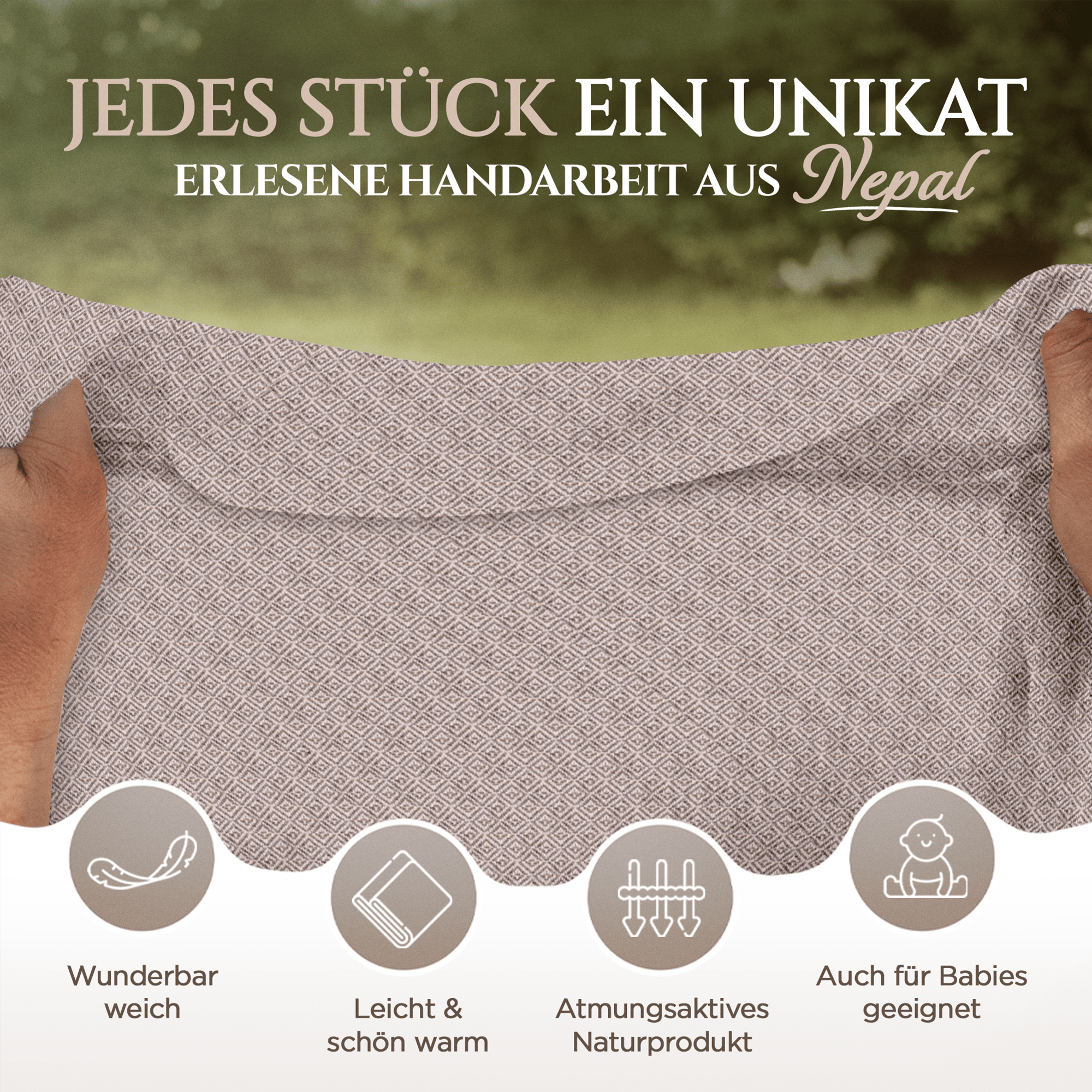 Zwei Hände halten eine graubraune Kaschmirdecke mit feinem Karomuster, im Hintergrund unscharfes Grün; Text und Icons zeigen, dass sie wunderbar weich, leicht, atmungsaktiv und babytauglich ist.