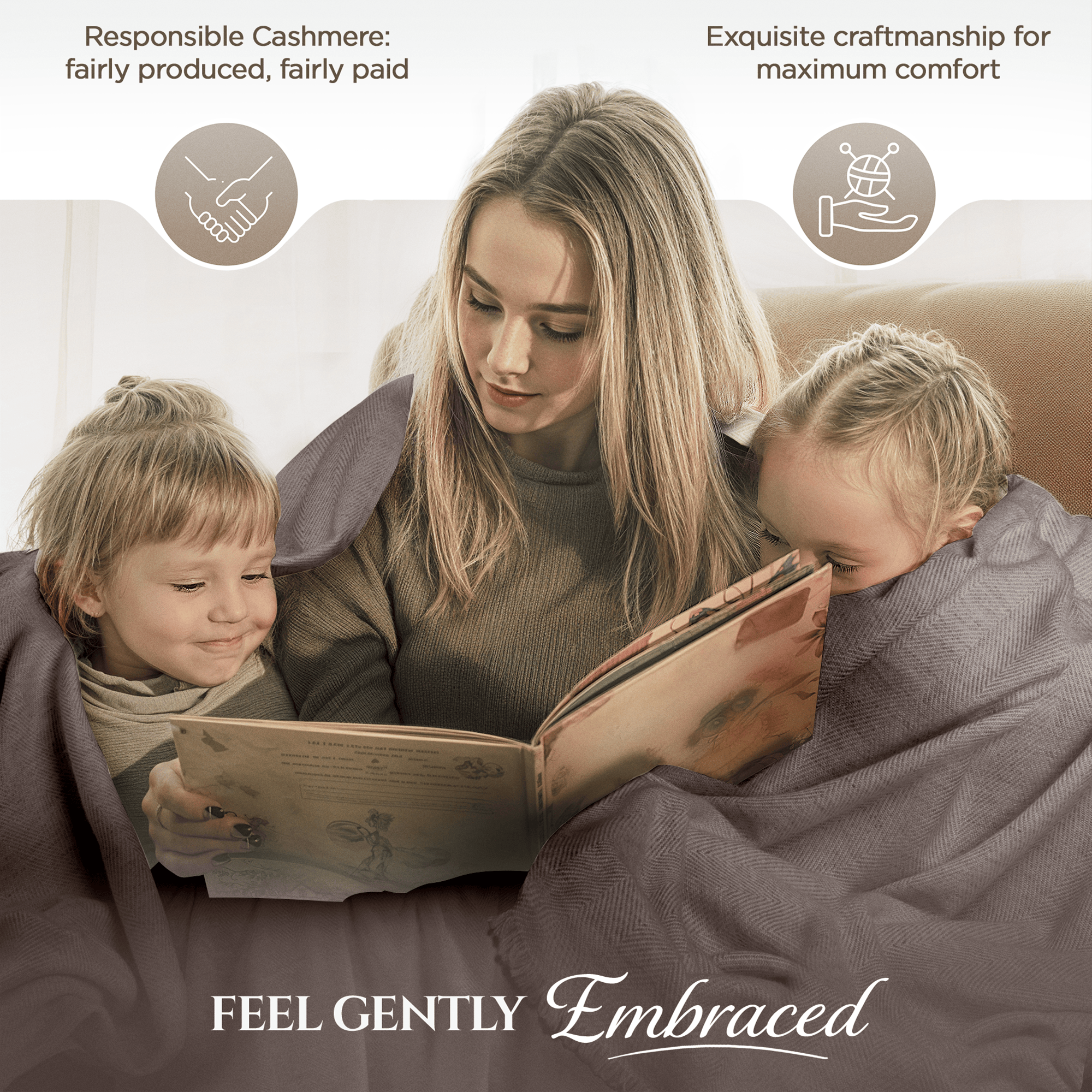 Eine Frau sitzt mit zwei Kindern auf einem Sofa, alle sind in eine graubraune Kaschmirdecke mit Fischgrätenmuster gehüllt. Die Frau liest ein Buch vor.