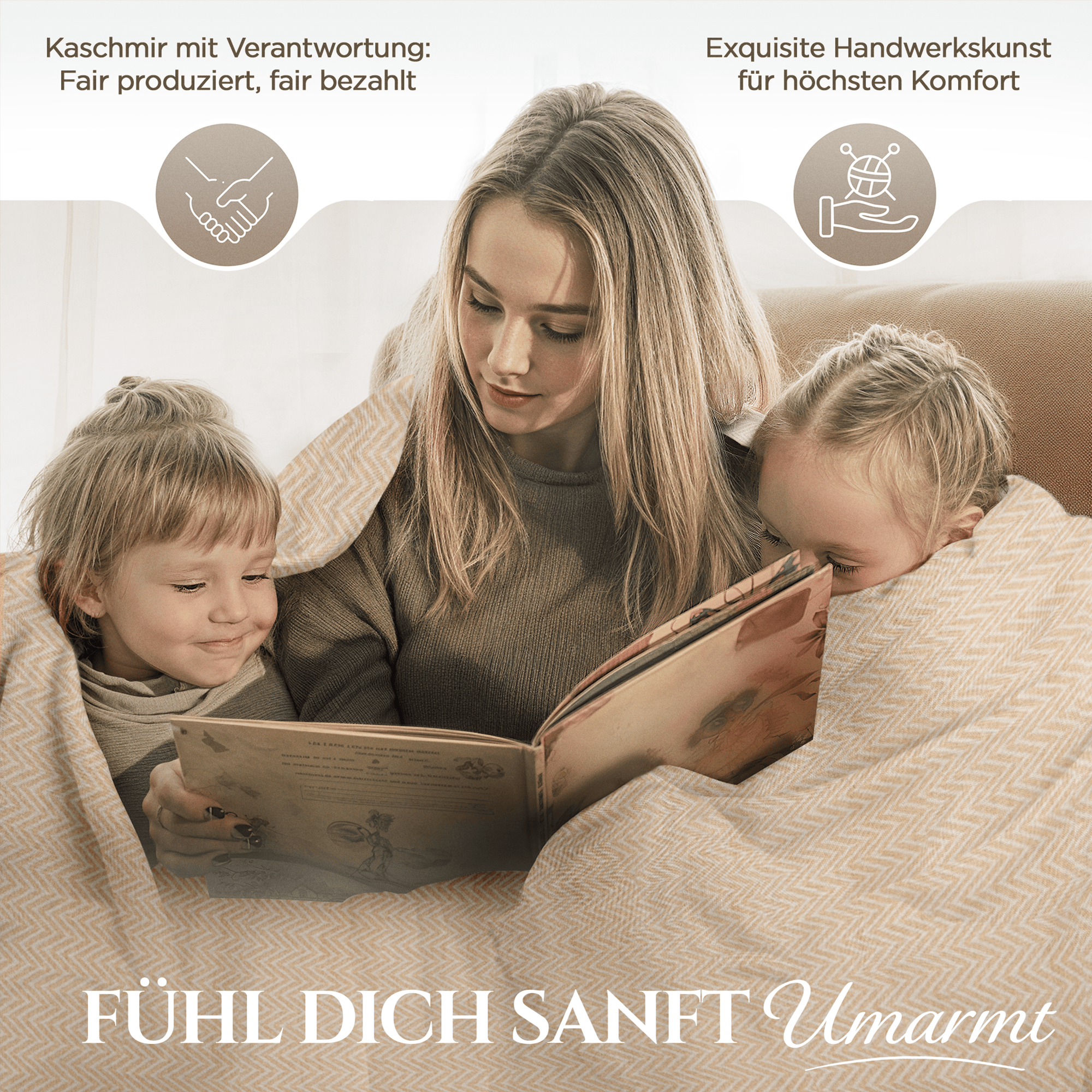 Eine Frau sitzt auf einem Sofa und liest zwei kleinen Kindern ein Buch vor, alle sind mit einer goldbeigen Kaschmirdecke mit großem Fischgrätenmuster zugedeckt. Im Hintergrund ist ein helles Fenster, oben links und rechts befinden sich Icons und Texte, die auf verantwortungsvolle Produktion und Handwerkskunst hinweisen. Am unteren Bildrand steht der Text „FÜHL DICH SANFT Umarmt“.