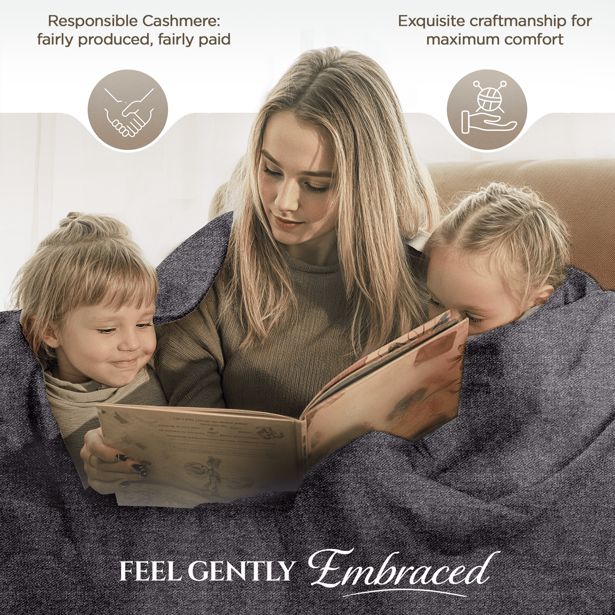 Auf dem Bild sitzt eine blonde Frau mit zwei Kindern auf einem Sofa, alle sind in eine dunkelgraue Kaschmirdecke gehüllt; sie lesen gemeinsam ein Buch. Oben sind zwei Symbole: links ein Handschlag-Symbol mit dem Text „Responsible Cashmere: fairly produced, fairly paid“ und rechts ein Wollknäuel-Symbol mit dem Text „Exquisite craftmanship for maximum comfort“. Unten steht der Slogan „FEEL GENTLY Embraced“. Im Hintergrund ist ein heller Vorhang sichtbar.