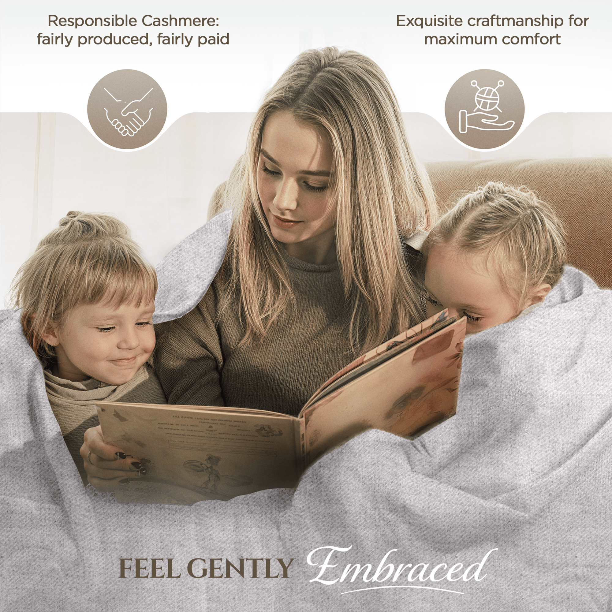 Eine Frau sitzt auf einem Sofa zwischen zwei Kindern, alle sind in eine hellgraue Kaschmirdecke gehüllt und lesen gemeinsam ein Buch. Oben sieht man Icons für faire Produktion und Handwerkskunst sowie englischen Text zu Verantwortung und Komfort. Im Vordergrund ist die Decke deutlich sichtbar, unten steht der Schriftzug „FEEL GENTLY Embraced“.