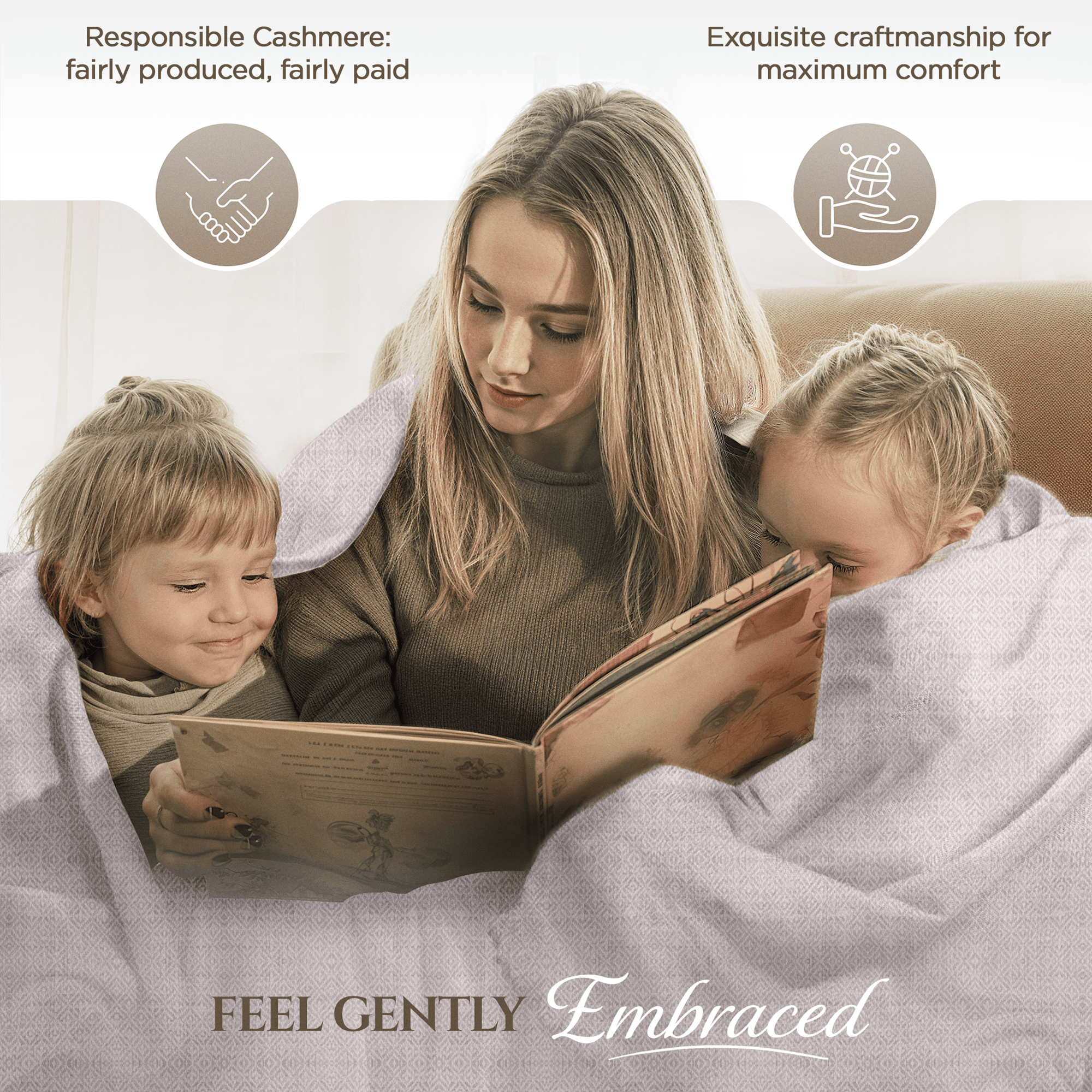 Eine Frau sitzt mit zwei Kindern auf einem Sofa, alle drei sind in eine hellgraue Kaschmirdecke mit Karomuster eingehüllt. Die Frau liest aus einem Buch vor. Im Hintergrund weiße Vorhänge, links und rechts oben sind grafische Symbole und englische Textausschnitte zum Thema nachhaltiger Kaschmir und Handwerkskunst sichtbar. Unten steht der Slogan „Feel gently embraced“.