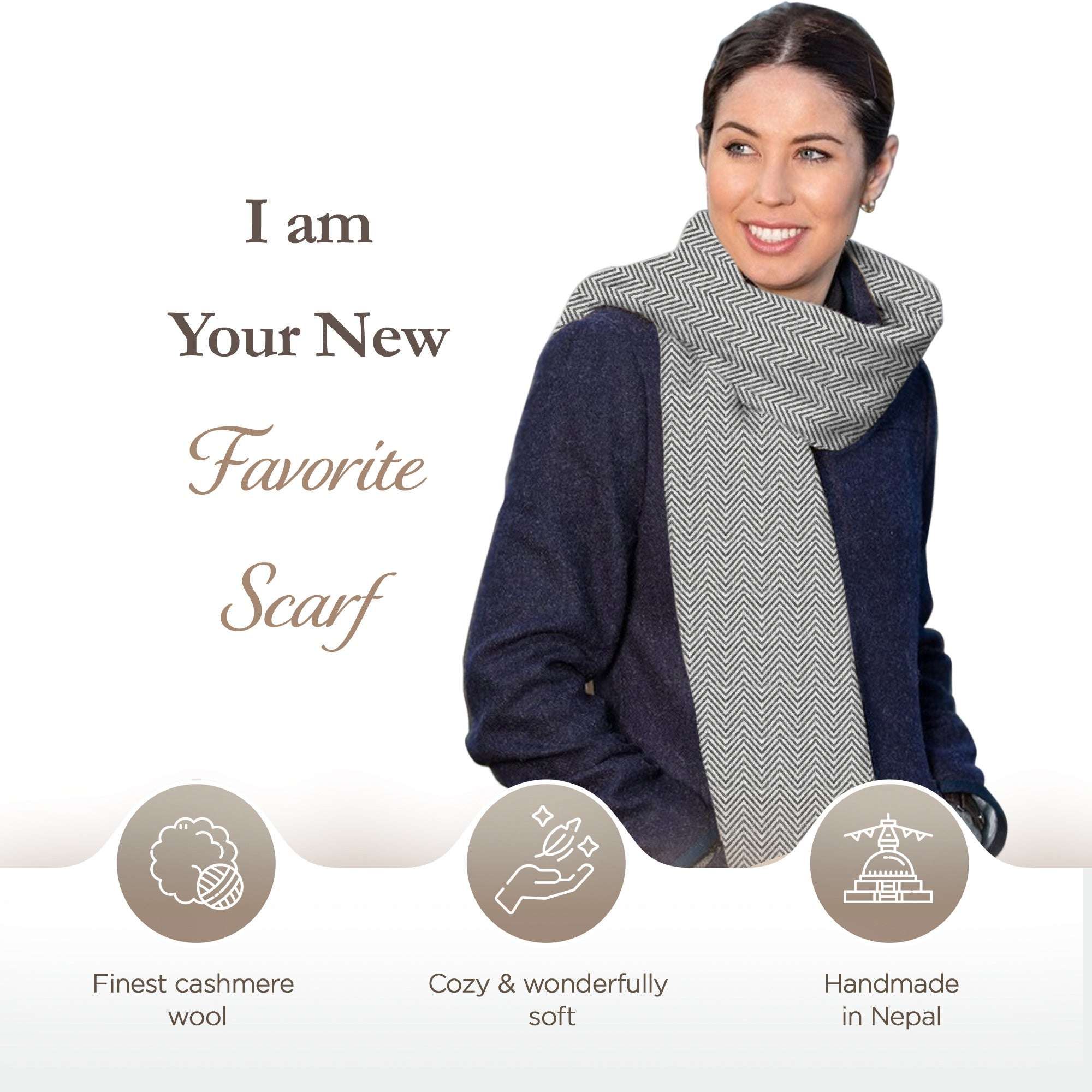 Eine Frau mit dunklen Haaren trägt einen hellgrauen Kaschmirschal mit mittelgroßem Fischgrätenmuster zu einem dunkelblauen Mantel. Links neben ihr steht der Text "I am Your New Favorite Scarf". Unten befinden sich drei runde Symbole mit dazugehörigem Text: Ein Wollknäuel mit "Finest cashmere wool", eine Hand mit Sternen und "Cozy & wonderfully soft" sowie ein Gebäude mit "Handmade in Nepal". Der Hintergrund ist hell und schlicht gehalten.