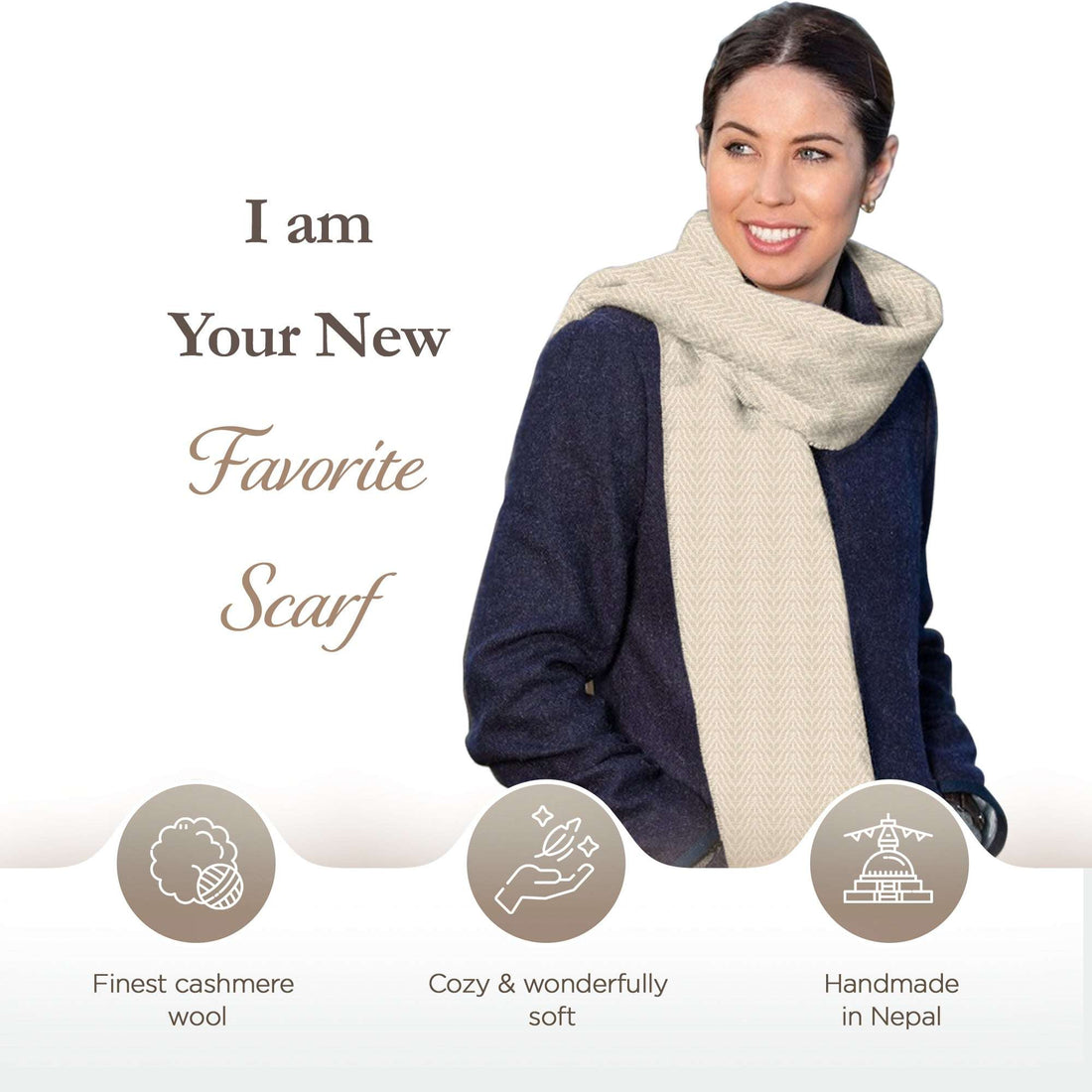 Eine Frau mit dunklen Haaren und gebräuntem Teint trägt einen weißen Kaschmirschal mit mittelgroßem Fischgrätenmuster. Sie hat einen dunkelblauen Wollmantel an und lächelt seitlich nach rechts. Im Hintergrund ist ein weißer, neutraler Hintergrund mit dem Text „I am Your New Favorite Scarf“. Unten befinden sich drei runde Symbole mit den Beschriftungen „Finest cashmere wool“, „Cozy & wonderfully soft“ und „Handmade in Nepal“, begleitet von passenden Icons: Wollknäuel, Hand mit Sternen und Tempel.