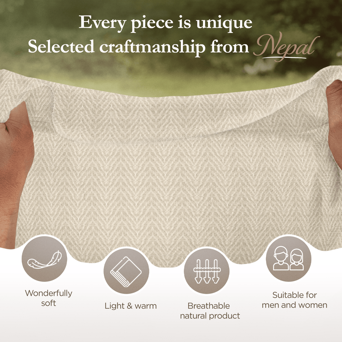 Zwei Hände halten einen weißen Schal mit mittelgroßem Fischgrätenmuster vor einem verschwommenen grünen Hintergrund. Oben steht Text auf Englisch, der auf handwerkliche Herstellung in Nepal hinweist. Unten sind vier runde Symbole mit englischen Beschreibungen zu den Eigenschaften des Schals: wunderbar weich, leicht und warm, atmungsaktives Naturprodukt, für Männer und Frauen geeignet.