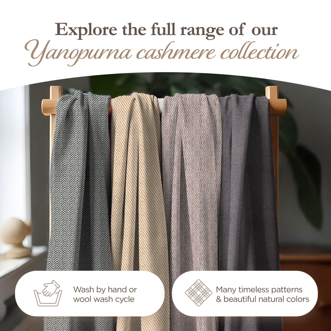 Vier Kaschmirschals in verschiedenen Brauntönen mit unterschiedlichen Mustern hängen nebeneinander auf einem Holzständer. Im Hintergrund Pflanzen und ein helles Fenster, unten zwei Infofelder zu Pflege und Mustern der Schals.